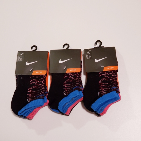 *Sold* NIKE Soft Dry Kids Socks size 9C- 13C - Picture 2 of 5